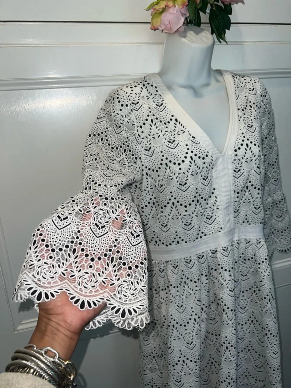 Highline Dress 👗 💄💋White Eyelet V-Neck Dress - Picture 4 of 9